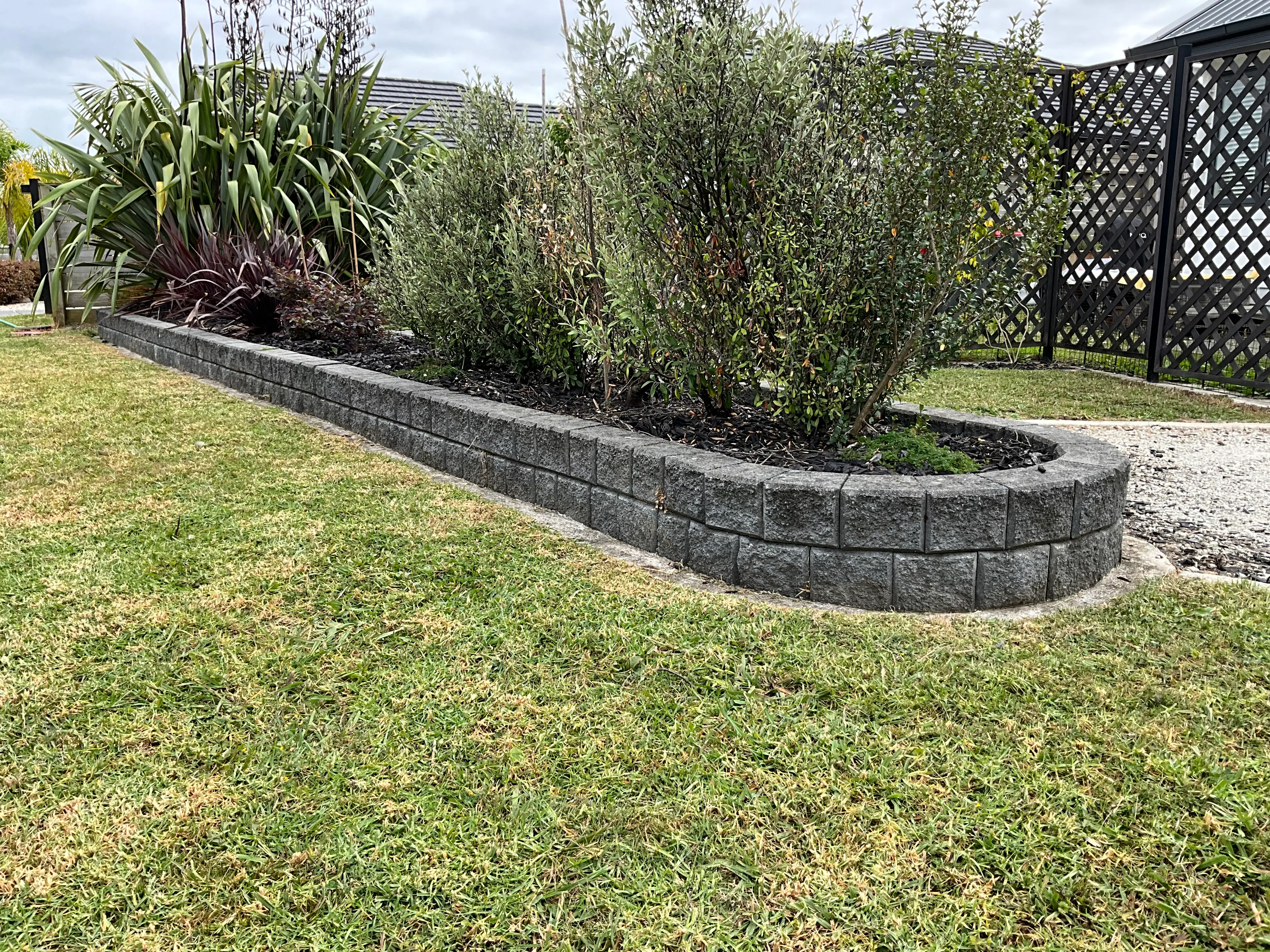 Raised garden bed
